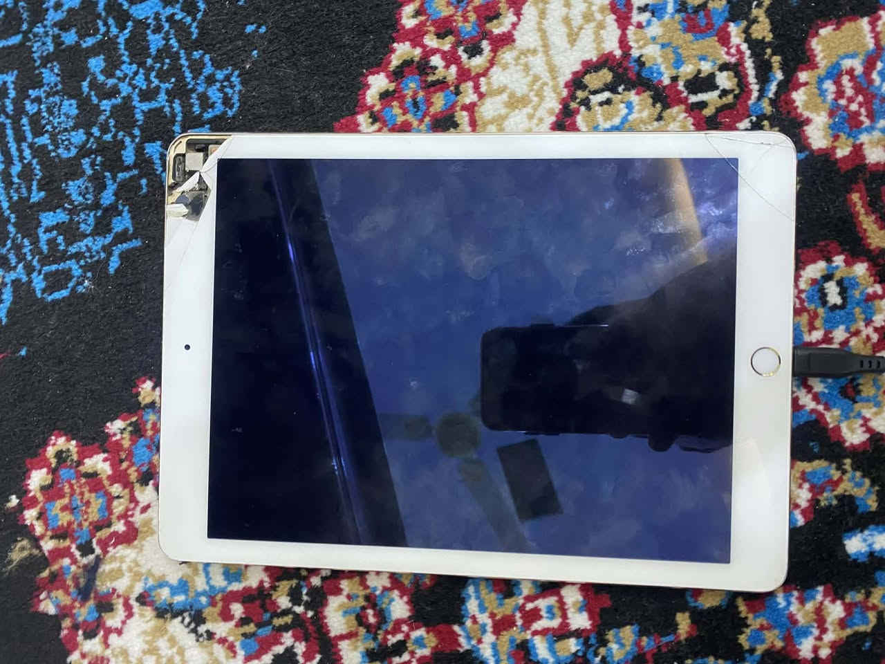 ايباد عدد اثنين واحد ايفون بي مشكله بسيطه 
والثاني ايباد جديد ويا كارتونه مال امازون 
السعر 60 الف مكاني بعقوبه الرحمه 
***********
