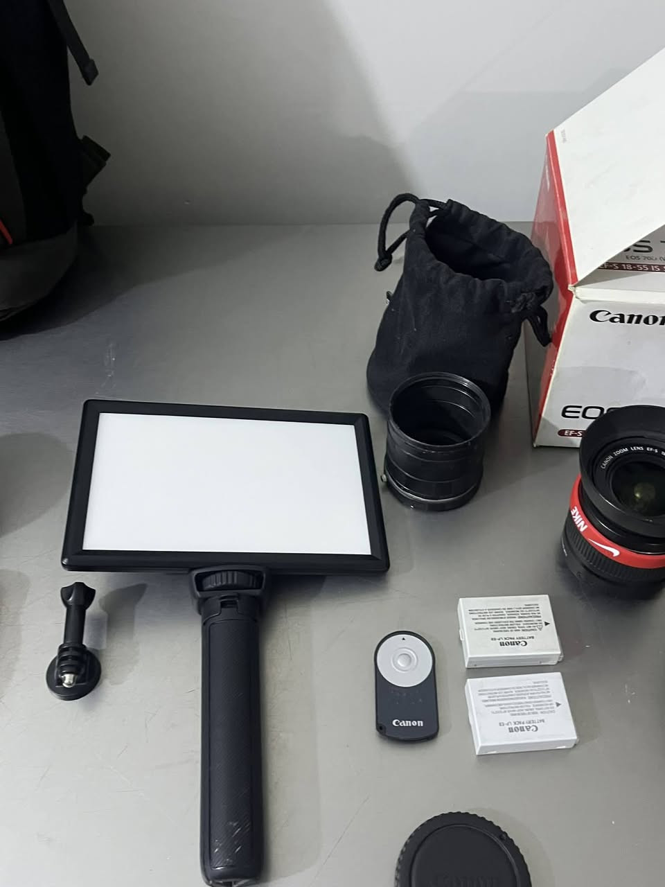 كانون دي 700 مع عدة تصوير
عدسة 18.55
عدسة 50ملم
حقيبة ضهر كبيرة 
بطاريات عدد2
اكستينش تيوب لتصوير الاشياء الصغيرة
بيبي لايت بالباكيت 
ريمونت تحكم عن بعد 
غطاء مطري 
رام اصلي 
السعر 600 بيهه مجال بسيط


**إذا كنت صاحب هذا الإعلان وتريد حذفه لأي سبب، رجاءا أرسل رسالة إلى الدعم الفني**