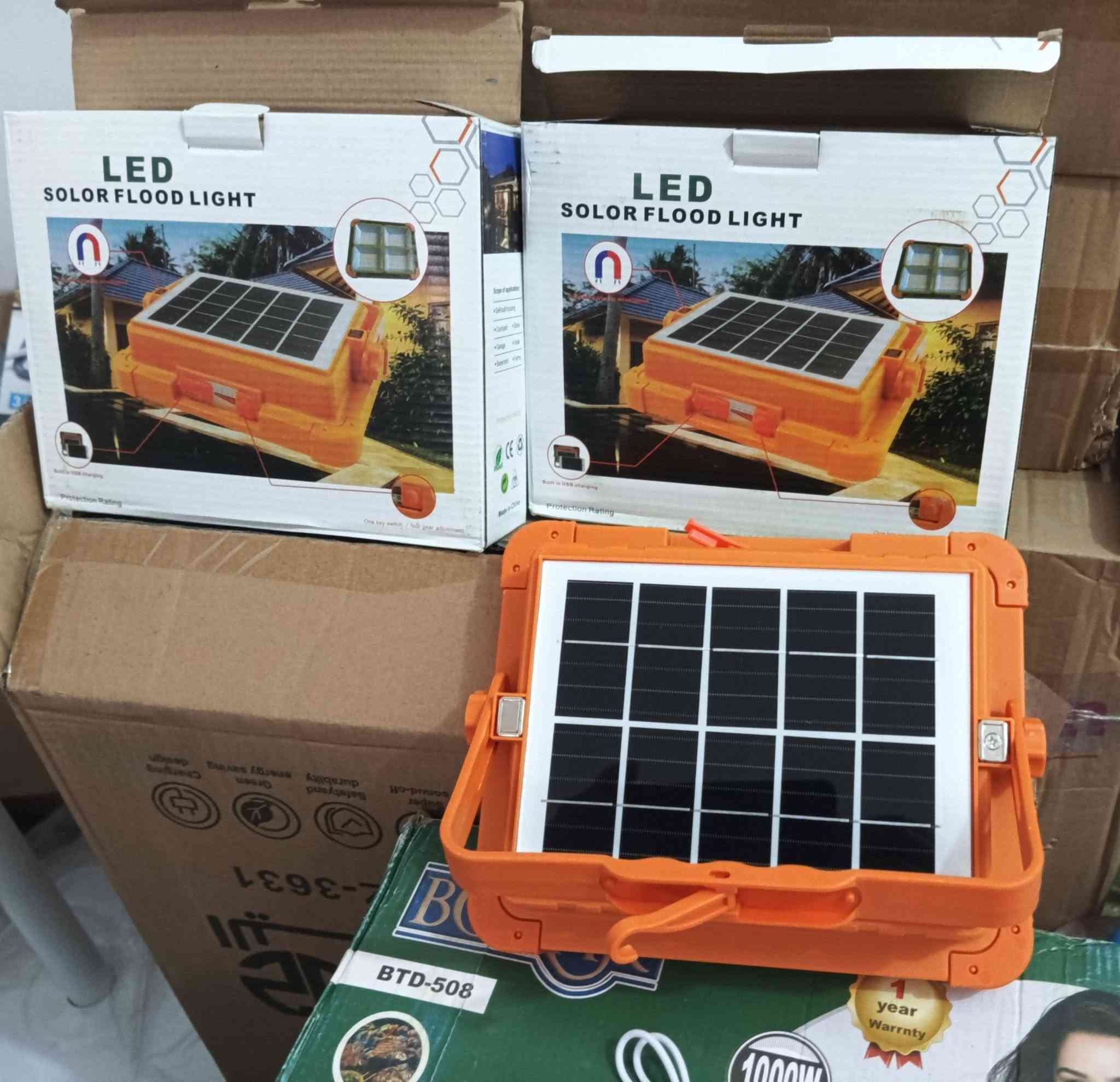 ✨ بروجكتر LED متعدد الاستخدامات
#اضاءة قوية وواضحة تناسب جميع احتياجاتك
 #الشحن بالطاقة الشمسية
#خمسة مستويات للإضاءة تختار منها اللي يناسبك.
#منفذ لشحن #الهاتف 
#للرحلات، التخييم، انقطاع الكهرباء، والاستخدام اليومي عملي، سهل الحمل، ويعطيك إضاءة تعتمد عليها بأي وقت.
#الكميةةمحدودة
#السعر ٩ آلاف فقط
#التوصيل ٥ آلاف لكل المحافظات
#للحجز مراسلة الصفحة أو واتساب/ ***********
#ترند #اكسبلور
