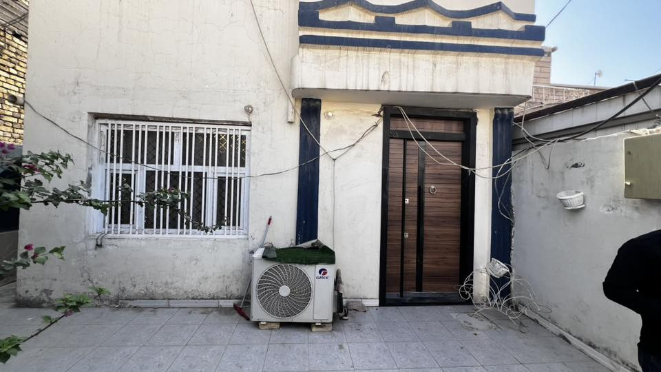 سلام عليكم
بيت للبيع          مطلوب مبادره 83 غير الكفيل وتتحول باسم الشتري تتحول كل المبادره ونطي الفرق
بيت للبيع في ام الخيل الاولى 
خلف كوفي علي الكردي
 المساحه 190.50 طابقين رقم العقار  1  /520  ام الخيل الاولى
الطابق الاول
حديقة وطارمة
استقبال عدد  1
وصاله عدد  2
غرف عدد 1
ومطبخ
صحيات داخليه وخارجيه 
الطابق الثاني 
صاله 
وغرف عدد 2
وصحيات 
البيت ترميم جديد ماء ومجاري وسيراميك حديث
***********
