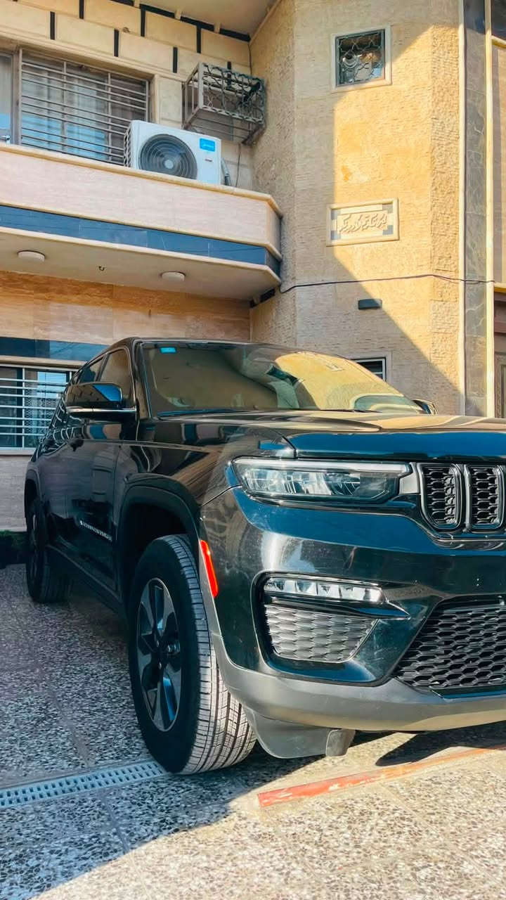 السلام عليكم
Jeep Grand Cherokee 4Xe Anniversary Edition 2024
 Dark white 2.0 Dark white 2.0L

جيب كراند شيروكي موديل 2024 فول مواصفات اعلى فئة

      حجم المكينه : 2000  تيربو + هايبرد + بلك ان 
المسافة المقطوعة : 8000 ميل 
الضرر :  فقط بنيد مبدل  
          حالة الايرباك : دركه + دشبول 
#مواصفاتها
1.شاشه 
2.بصمه
3. تشغيل عن بعد
4.بردات خلفيه
5.كشنات جلد
6.كشن السايق ميمري
7.كشنات كهرباء
8.صندوك كهرباء
9.حساسات خلفي امامي
10. قطعتين تبريد 
11.اشاير بالمري
12.رادار امامي
13.رادارات 360
14.ثلاث وضعيات قياده
15. بنوراما فتحتين
16. كير ماوس
17. نظام منحدرات
18. هيترات بالكشنات حار امامي وخلفي 
19.لايتات لد
20.بكلايت لد
21.كشافات
22.بصمة ابواب
23. دمام خلفي
24.زراك كامرا امامي وخلفي
25.خمس انضمة قيادة 
26.مقود جلد + تدفئه
27.شفتات ستيرن 
28. نظام قيادة ذاتية بريك امامي خلفي اوتو (توقف ذاتي عند السهو)     
29. كير ماوس مع وضعيات القياده المختلفه للجبال والطرق الوعره والرمال والطين
30. شاشات دجتل شاشه كبيرة مع نفكيشن GPS 
فول مواصفات 1/1 جاهزه  

السعر  30500 ( 3 شدات و5 ورقات ) وبيها مجال
الدورة / كراده 

للاستفسار : ***********
مرفقه صور السونار
