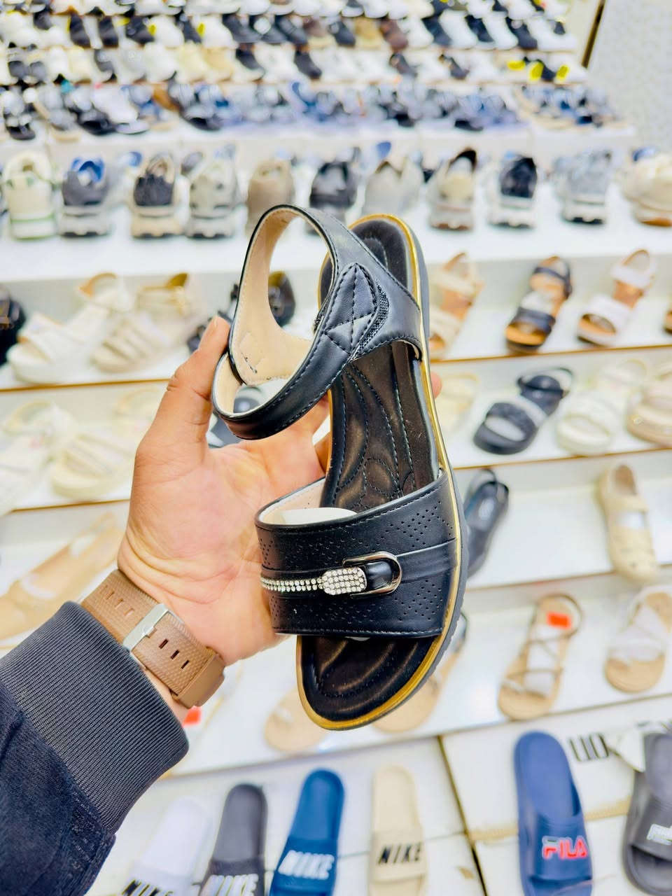 صندل نسائي طبي درجة اولى.
سعر الدرزن 66 الف. 
باقي درزن ونص فقط... 
قياس 37 الى 41... 
🚚يوجد توصيل لجميع المحافظات.


**إذا كنت صاحب هذا الإعلان وتريد حذفه لأي سبب، رجاءا أرسل رسالة إلى الدعم الفني**