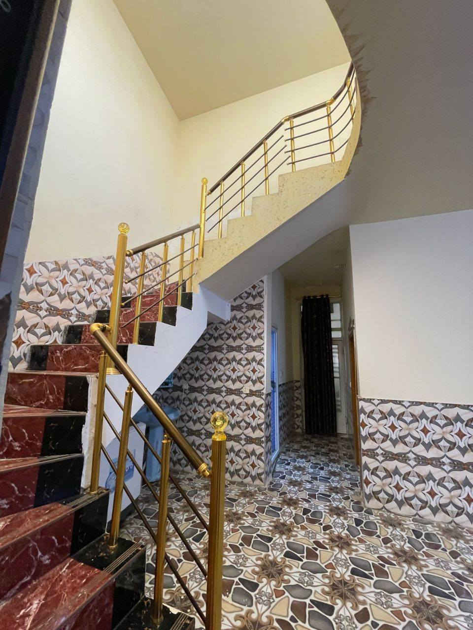 سلام عليكم ورحمة الله وبركاتة
كل عام وانتم بخير
الدار للبيع طابق واحد مساحة(120متر)  بناء طابوق كونكريت مسلح  تفاصيله الدار اكثر. (طارمه-استقبال معزول مطبخ حار  و  بارد معزولات - صحيات خارجية-صالة - غرفة نوم - صحيات داخلية)

الموقع:- كربلاء المقدسة - الحر شارع البوببات عامود 110
 السعر :-100m مع المجال البسيط

 الاتصال :-***********  او ***********
