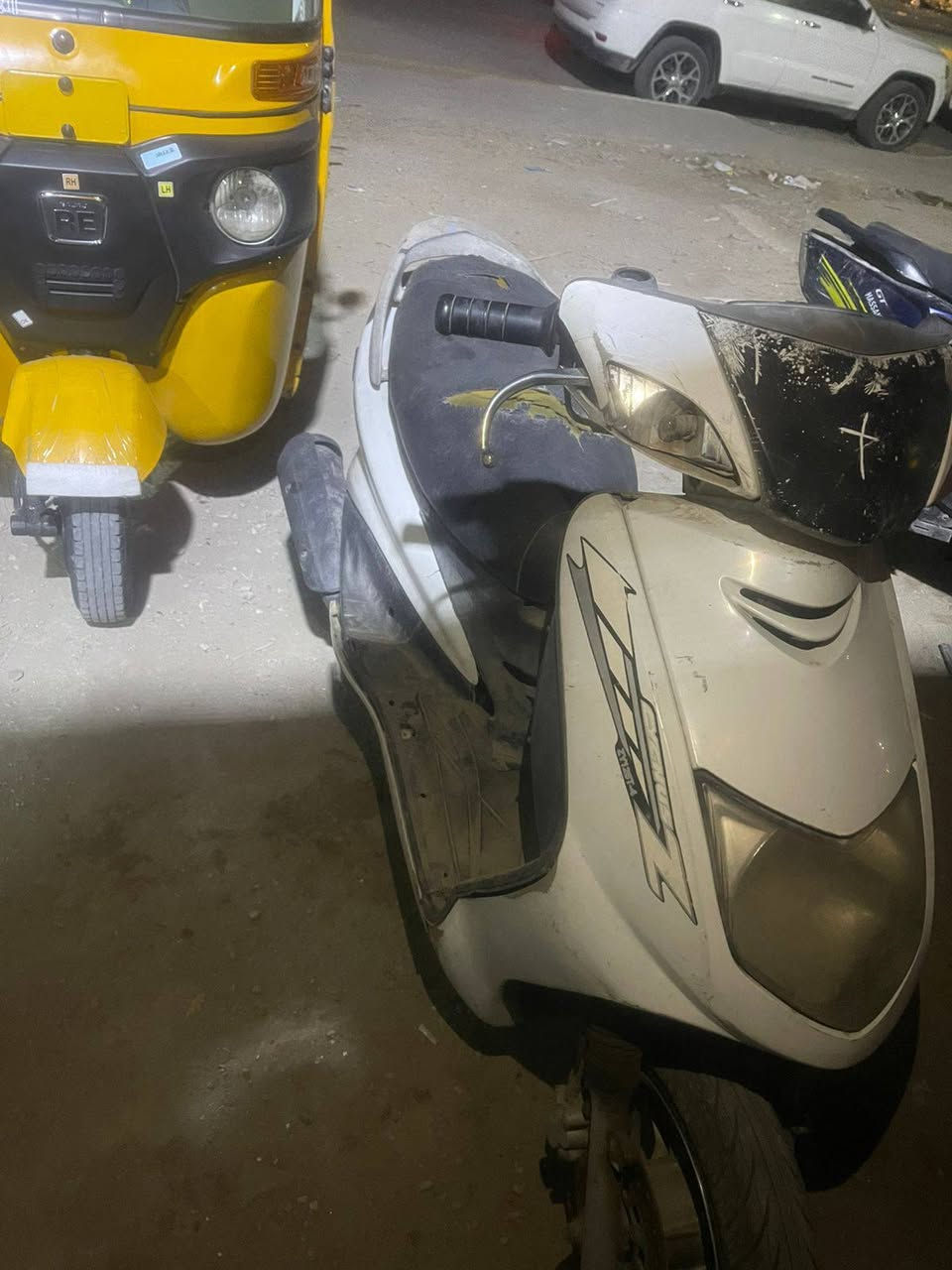 السلام عليكم.
سكنس ياباني ١١٠ 

دراجة متروكة 
طفت بانزين 
ما اعرف شبيها أمانة الله 
كلشي بلادي بيها 

ابيع كوم حديد 
250 وبيها مجال 

حي اور 
***********
