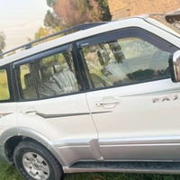 باجيرو موديل 2006 سيارة نضيف مثل ما في الصورة مكفوله من الضربه و الصبغ...