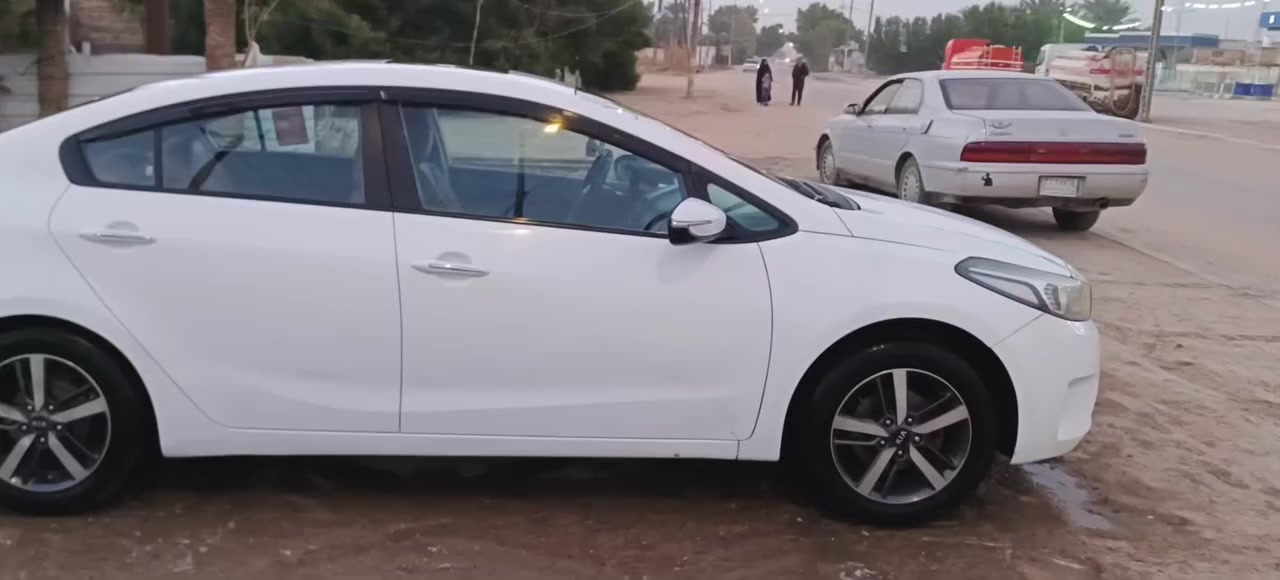 السلام عليكم سيراتو  2017 خليجي
السياره بيها باردات بدون تبديل. وصبغ على قياس لوحة الرقم الخلفي فقط   والباقي مكفول من الصبغ والتبديل 

رقم اربيل القديم بأسم الشركة
( حدادية + اطارات + باتري.. كله جديد قبل اسبوع مبدلهن.) 

مكينة 2000 دوش 

فتحة سقف سلايد 

تحكم ستيرن 

شاشة بالمراية

 كاميرا   خلفي 

حاكية و بلوتوث

حساس خلفي

لد نهاري أمامي 

ويل كب كروم 

مري جانبية كهرباء + اشاير 

نظام ABS

العنوان النجف

الشراي يتصل ***********

السعر 135 بيهً مجال بسيط
