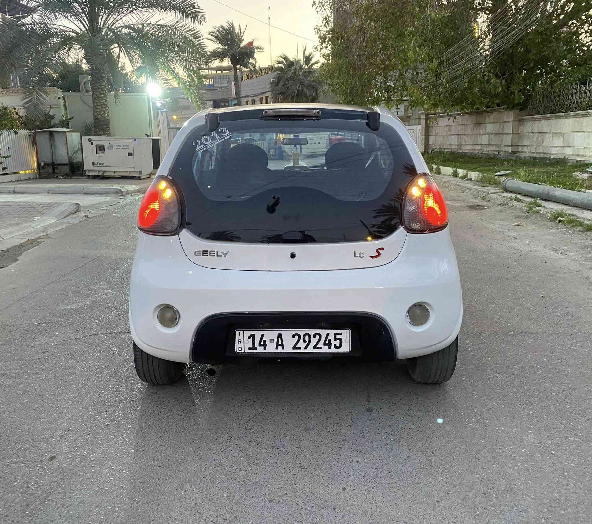 السلام عليكم رمضان كريم
جيلي باندا موديل 2013 مكينة وكير جدد مال كورلا 1400 يعني أنسى عطلات وتصليح،السيارة نظيفة مثل الصور أستعمال قليل عدد الكيلومتر 38 الف حقيقي،،بيه أماكن صبغ للجمالية ابيع حزام بدون حادث،،رقم انكليزي تحويل بكل مكان،،صدر امامي خلفي وبريكات ودهن وفلتر جدد. 

العنوان/ بغداد المنصور-الأميرات. 

السعر 44 ورقه وبي مجال للطيبين. 

إخوان رجاء كلشي مذكور بالعنوان الي مايشتري لايتصل مع احترامي وتقديري للجميع. 

الهاتف/ ***********
