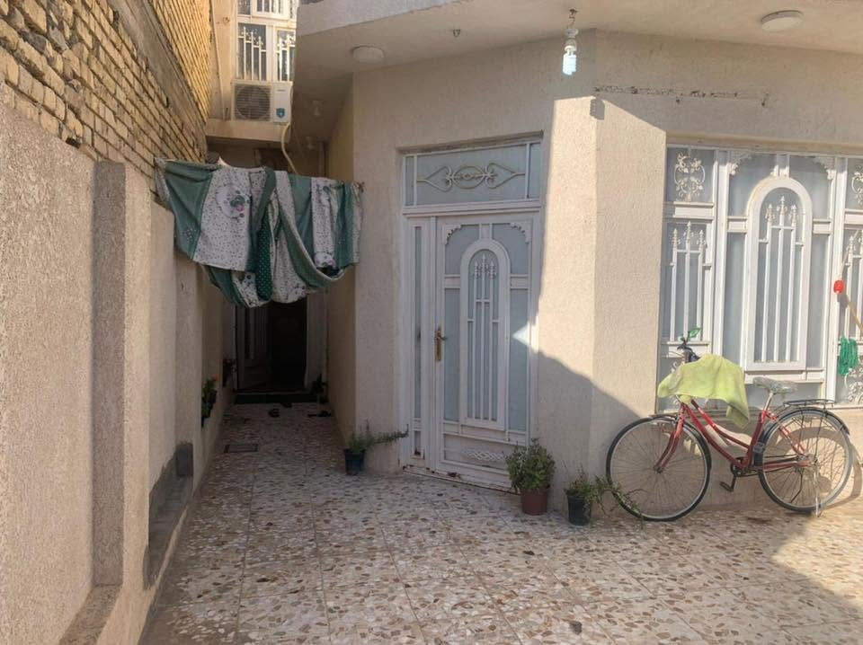 السلام عليكم…
بيت مساحه 144 متر  طابقين // يحتوي على 3 غرف نوم مع مخزن مع 3 مجمعات صحيه // بناء 2017 
العنوان // كوت __الشهداء _قرب مدرسه الأطلال 
***********
