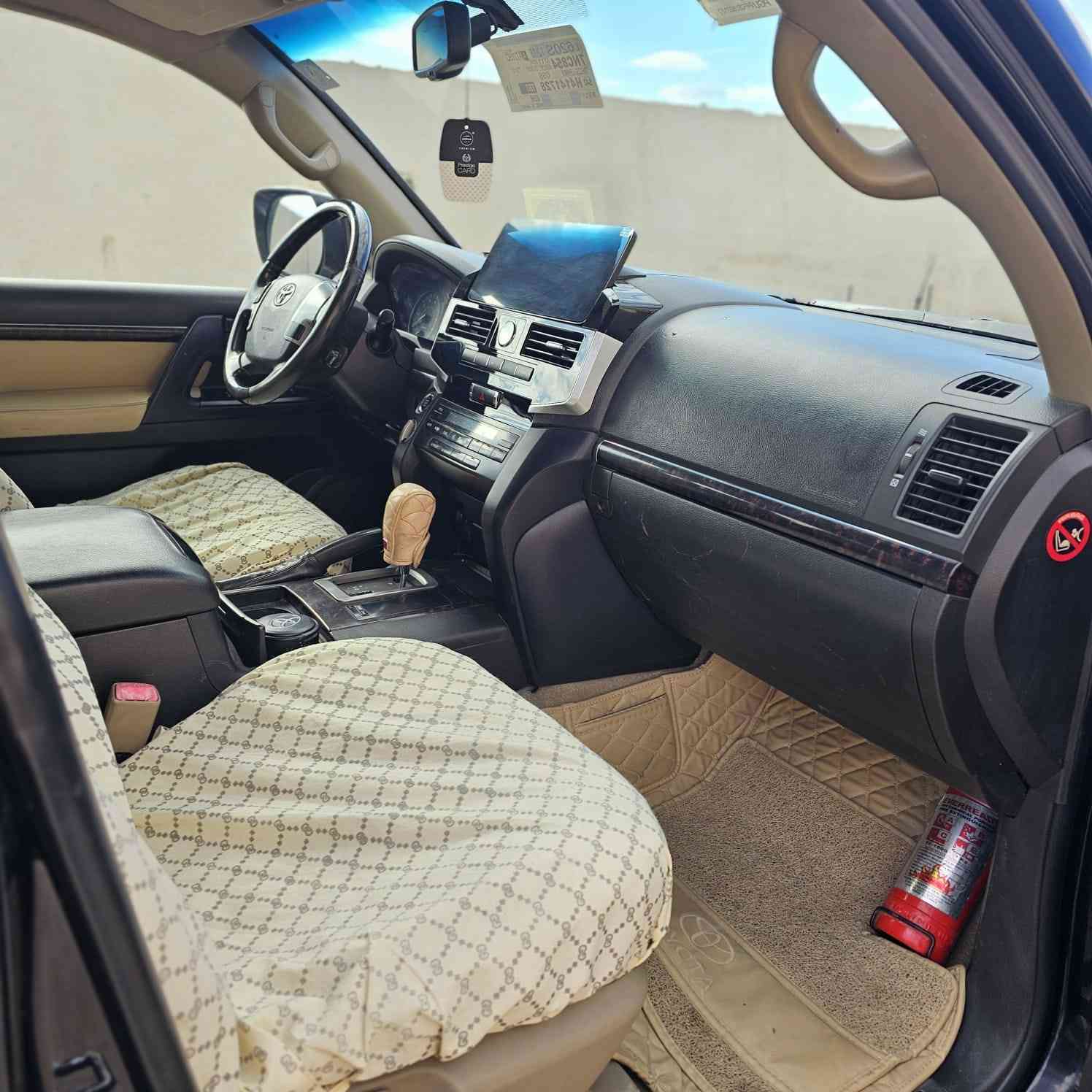 السلام عليكم للبيع لاندكروز 2011 قطري محدث دعاميات 15 رقم بغداد بسمي تحويل ثاني يوم سياره مصبوغه عام فقط للجماليه بدون حادث بدون تبديل فقط صبغ سياره جاهزه كل نقص مابيها مكينه خير من الله تبريد تخم تاير حداديه كله جديد السعر 265 وبيها مجال  مكان ميسان العماره الاستفسار ***********
