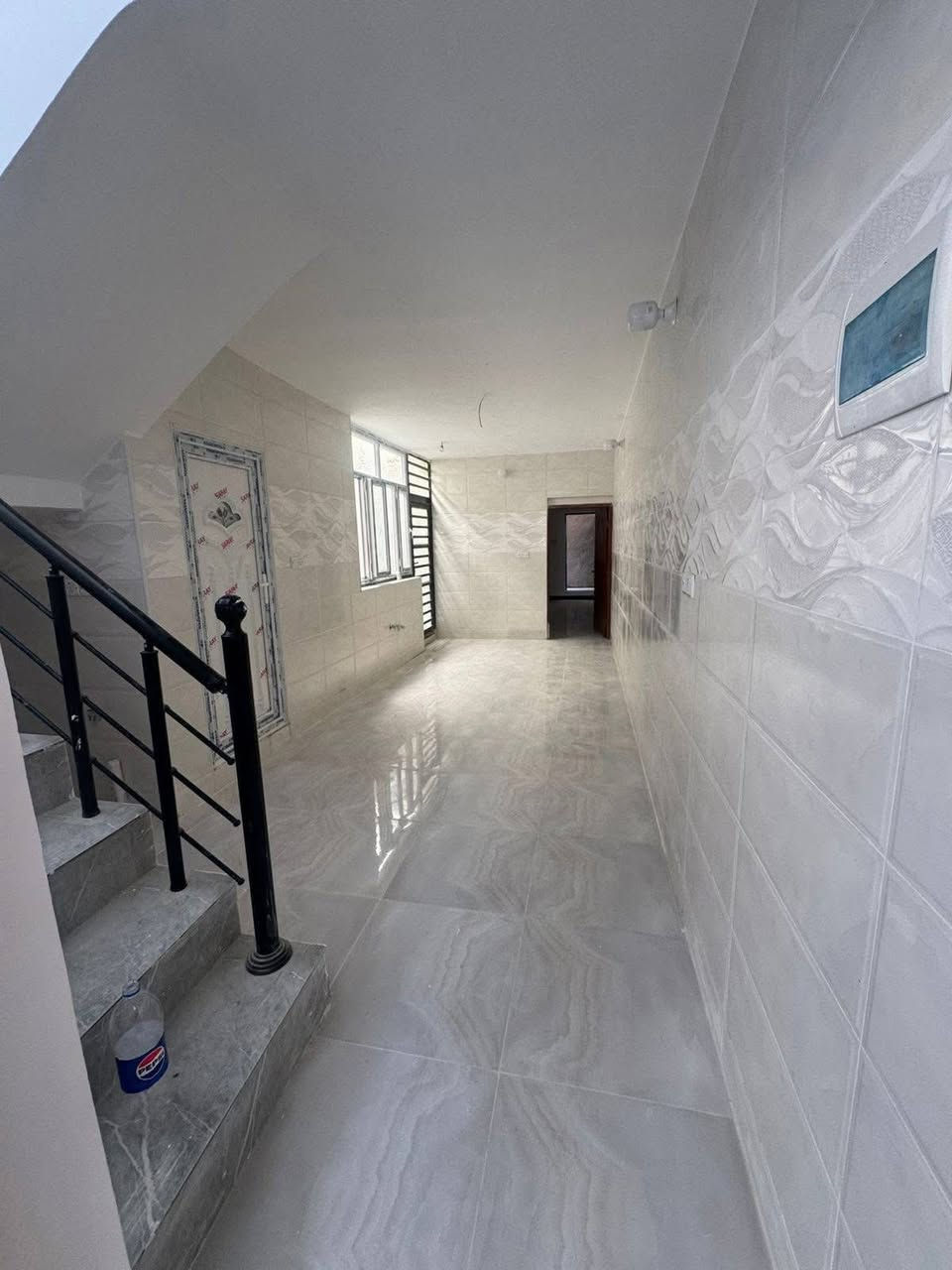 مشتمل للبيع 80م بناء حديث واجهة 4 نزال 20 محتوياتة غرفتين وصالة ومطبخ وخدمات موقعة حي الجهاد الالفين السعر 

وبي مجال للاستفسار ***********
