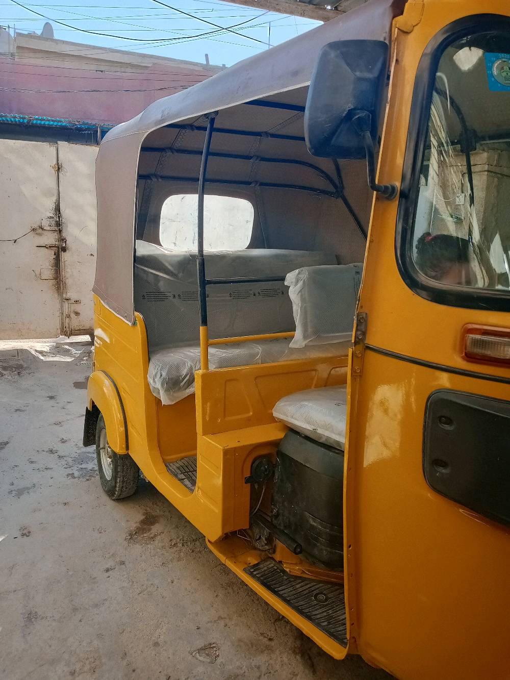 تكتك باجاج RE للبيع، حالة ممتازة ولَم يتم استخدامها كثيرًا. التكتك لونها أصفر وتعتبر وسيلة نقل اقتصادية ومربحة. مناسبة للشغل في المدينة والأحياء. كل الأوراق الرسمية متوفرة وجاهزة للنقل الفوري.