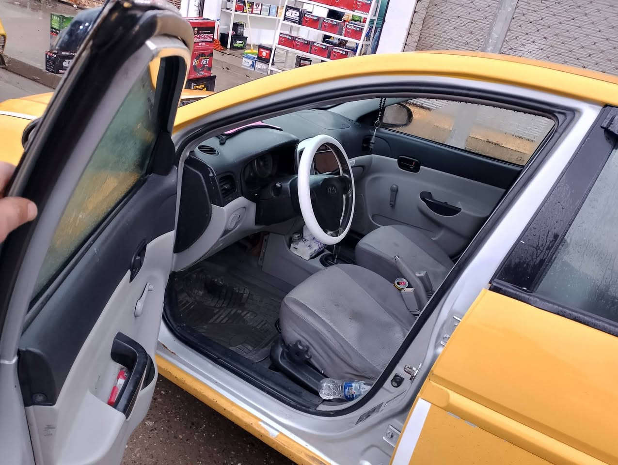 السلام عليكم 
اكسنت دبدوب 2010 للبيع نقد 
رقم ديالى اوربي بسمي شرط تحويل 
كير شرط محرك تعبان بس يمشيك للصيف 
تبريد شغال وشرط 
وارد كوري 
نظام ايكو 
ضررها دوسة مال باب سايق 
سعرها 85 وبيها مجال 
واتساب فقط مابي اتصال 
***********
