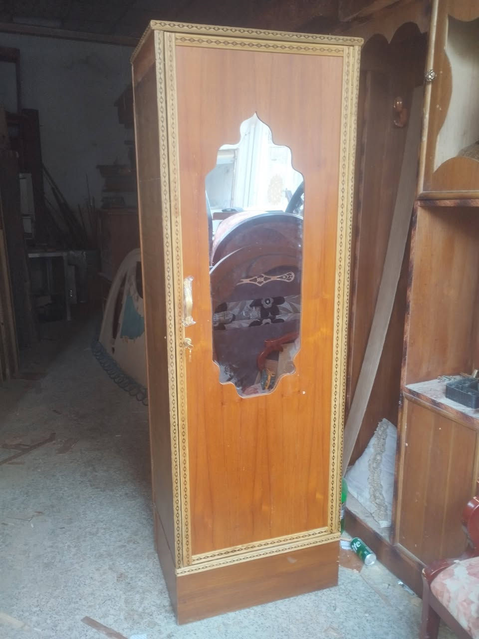 خانات او كنتور باب يحتوي على اربع خانات  مرتب مرايه طويله 
سعره 35 الف 
متوفر غرف نوم نجاره
متوفر كنتور 6 ابواب قاطين 
متوفر كنتور 3 ابواب نجاره تسكام 
متوفر كنتور بابين 
متوفر جرابي نفرين نجاره مع كافة ملحقاتها 
مستعدون لتصليح وشراء الغرف نوم العراقيه والتركيه والبوفيات وكافت انواع الاخشاب 
اهلا وسهلا بالجميع
العنوان واسط نعمانيه شارع 13 مقابل بيت الحاج خيون 
للاستفسار مراسلة الصفحه او الاتصال 
*********** واتساب فقط 
***********
***********
