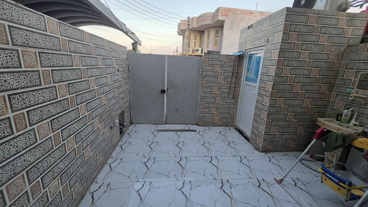 السلام عليكم بيت للبيع في حي الخليج قرب صيدلية غصن الرمان  100متر +فضلة ٣امتار الطابق الاول كونكريت والطابق الثاني عكاده  مقابل حديقة الاستفسار الاتصال عل لرقم صاحب الدار ***********
