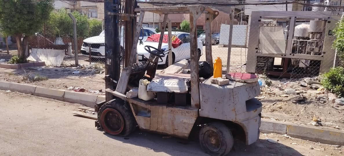 رافعة تويوتا للبيع ٣طن ٣حركات اوتماتيك شغالة عوزهة ترتيب بسيط السعر ٢٥ وبيهه مجال مكاني بغداد ***********
