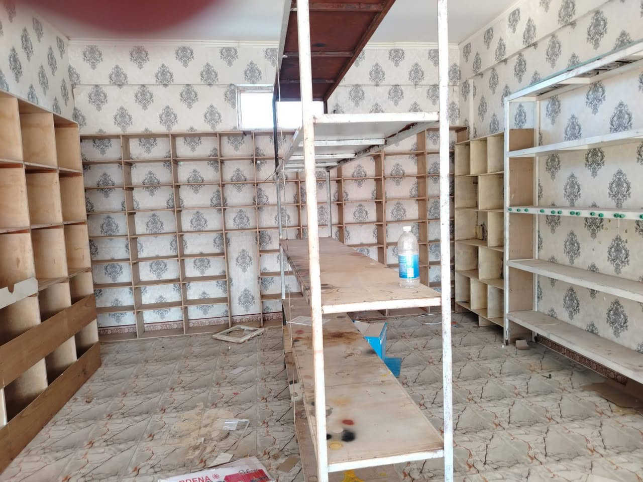 يوجد لدينا رفوف مال انشائيه و كهربائية اضافتاً الى كامرات.
العنوان: الرمادي جزيره البذياب. 
التواصل: على الواتساب على الارقام ادنى .
***********
***********
