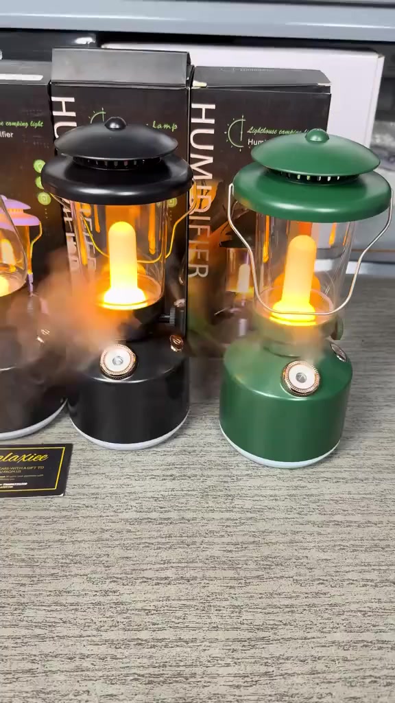مبخرة فانوس مع مرطب هواء وإضاءة ليد (Lighthouse Camping Lamp Humidifier)

الاستخدامات

تُستخدم كمبخرة عصرية لتعطير المكان برذاذ الماء أو العطور الخفيفة.

تعمل كمرطب هواء لتحسين جودة الهواء وتقليل الجفاف.

مناسبة للاستخدام في المنازل، غرف النوم، المكاتب، أو أثناء التخييم.

يمكن استخدامها كفانوس إضاءة ديكوري بإضاءة دافئة مريحة.

مثالية للاسترخاء، النوم، أو الأجواء الهادئة.

المميزات

تصميم فانوس أنيق مستوحى من مصابيح التخييم الكلاسيكية.

وظيفة مزدوجة: مرطب هواء + إضاءة LED.

سعة خزان الماء: 260 مل.

معدل الرذاذ: 30–50 ملساعة.

بطارية مدمجة بسعة 1200mAh قابلة لإعادة الشحن.

قدرة التشغيل: 1.5 واط موفرة للطاقة.

مستوى الإضاءة قابل للتعديل من 1% إلى 100%.

لون الإضاءة دافئ (تقريبًا 2800K).

إمكانية الرش المستمر أو المتقطع مع مؤقت إيقاف تلقائي.

خامات تصنيع متينة: ABS + PET مع مكونات إلكترونية عالية الجودة.

يعمل بتيار تشغيل 450mA.

منفذ شحن USB Type-C.

مؤشر ضوئي لحالة الشحن.

وزن خفيف نسبيًا: حوالي 272 غرام.

يتوفر بعدة ألوان (أبيض – أخضر – أسود).

محتويات الصندوق

مبخرة فانوس مع مرطب هواء.

كابل شحن USB.

عود قطن داخلي (مع عود إضافي احتياطي).

كتيب تعليمات.

خزان ماء قابل للفك.

الملاحظات

يُنصح باستخدام ماء الحنفية أو الماء المعدني، ولا يُنصح باستخدام الماء المقطر.

لا يُسمح باستخدام زيوت عطرية ثقيلة داخل الخزان.

يجب نقع عود القطن بالماء قبل أول استخدام.

لا يُغسل الجهاز مباشرة بالماء لتجنب تلف الدائرة الكهربائية.

غير مناسب للاستخدام من قبل الأطفال دون 14 سنة بدون إشراف.

بلد المنشأ: الصين.

قياس الكرتون: طول 10 × عرض 10 × ارتفاع 24 سم.
السعر 15الف


**إذا كنت صاحب هذا الإعلان وتريد حذفه لأي سبب، رجاءا أرسل رسالة إلى الدعم الفني**