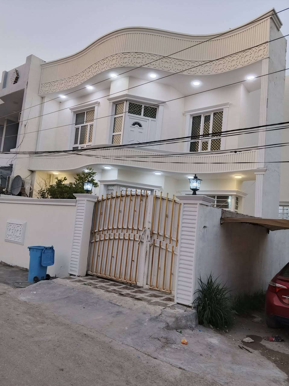بسم الله..،🏠 بيت للبيع 200متر دور الزراعه الثالثه بصف الركن قرب المستوصف.🏥زراعي ملك 📄صرف سند 25 يحتوي الدار ع إستقبال وهول ومطبخ وصاله وغرفتين ومنور وصحيات .. طابق الثاني 🏡غرفتين وصاله وصحيات . للاستفسار الاتصال ☎️***********   السعر 160. وبي مجال بسيط
