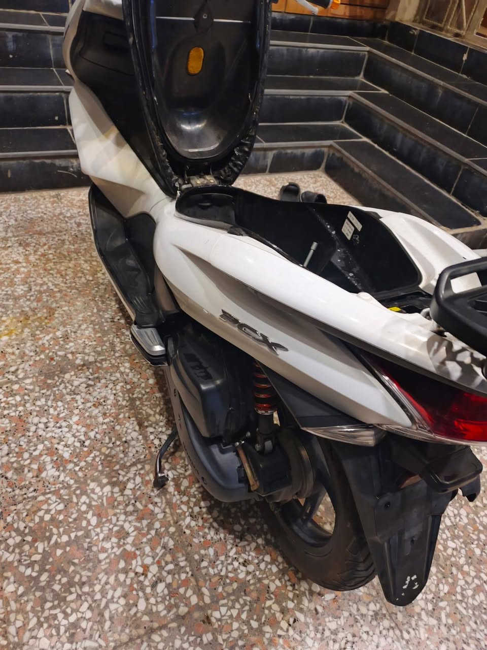 سلام عليكم دراجة pcx جيل اول 2016 حرف A دراجة نظيفة مال جناي برغي ممفتوح بيها ياباني Jf السعر 11 ونص وبيها مجال بسيط مكفولة كفالة من ناحية المحرك والسرقة والكفرات المكان بغداد شارع فلسطين *********** الشراي يتصل
