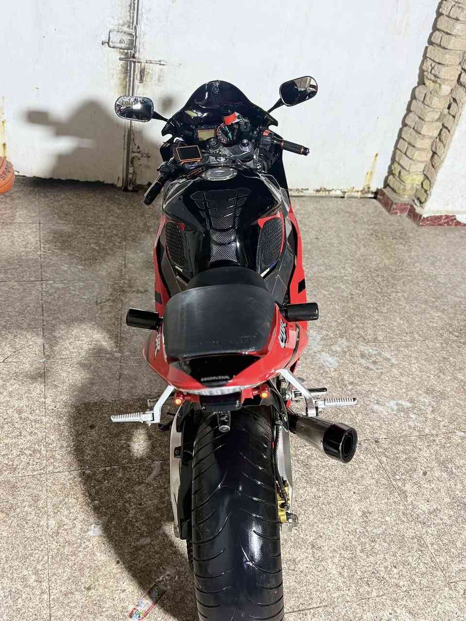 السلام عليكم
بطح دفل cbr 

دراجة ضيفة ما عوزهة شي 

1-منظومة كامرات امامي خلفي 

2- تخم تاير امامي خلفي جديد صالي شهر شادهن 

3- تخم بلكات جديد NGK

4-ادامة نوزلات كاملة

 5- عليهة اكزوز رياضي  SC

6 - منظومة زنون 

7-دراجة مفتوحة خانة وحدة فقط اكفلك البقية 

8 -دراجة اوراق يعني مدفوع كمركة باقي على الترقيم 

ابيعلك كفاله سرقة 

تجي و اشوف احلة من الصور الدراجة تاركهة بل بيت ومعتني بيهة بسبب عدم التفرغ 

سعرهة مليونين و 400

وبيهة مجال 

تجي تفحص و تاخذ من الباب 

وهاذ مو سعرهة 

مكان ميسان

*********** 

الشراي يدلل
