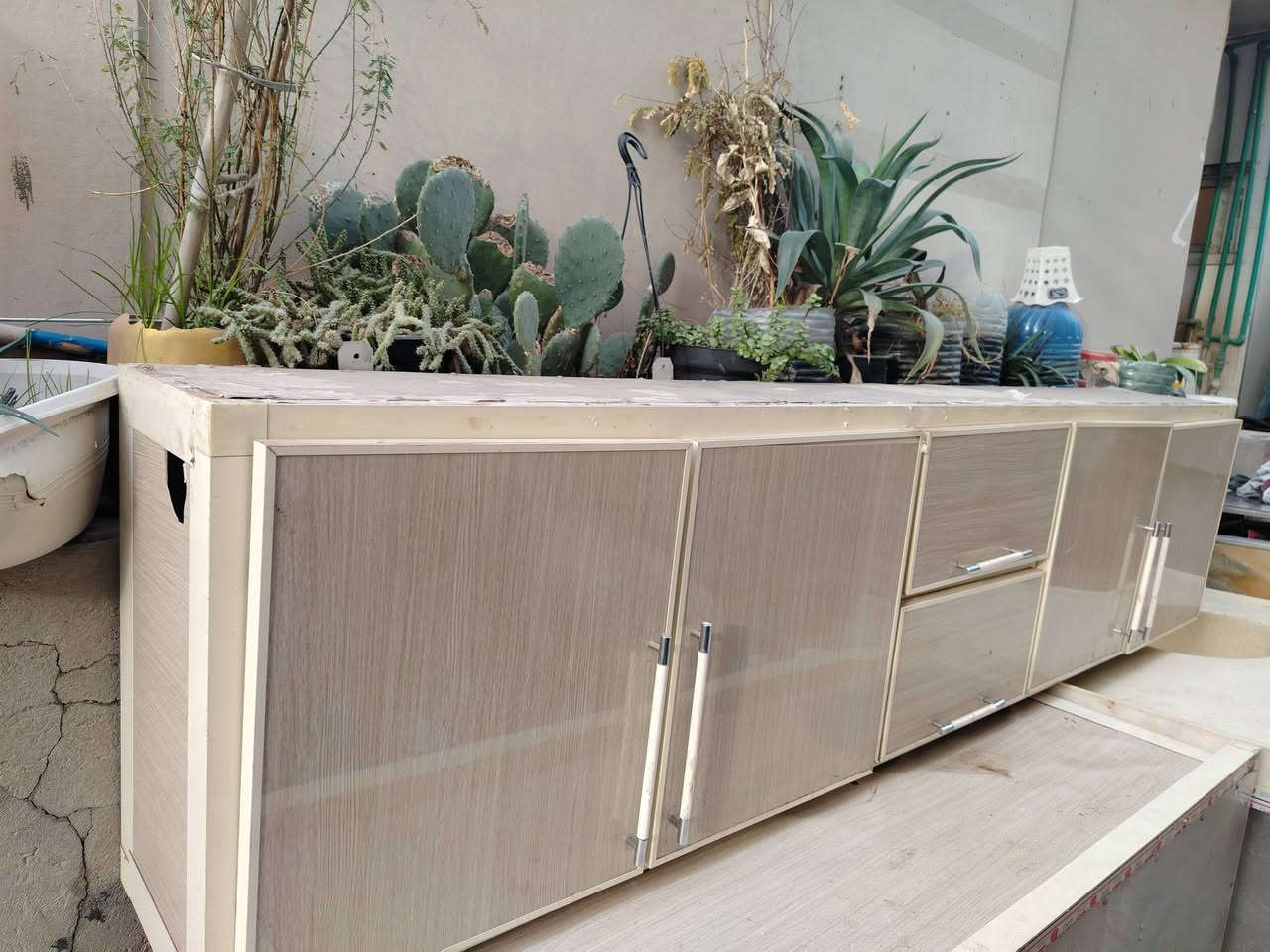 كاونتر نضيف استعمال قليل حجمه المرمرايه متر ونص والباقي مترتين السعر : 350 الف المكان بغداد حي العامل الرقم ***********
