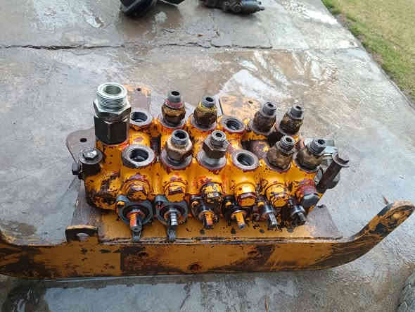 كونترولات ثنين مال شفل حفارة فيات
نضيفات شرط الشغل مع طنفص ستيرن مع باور 
***********
