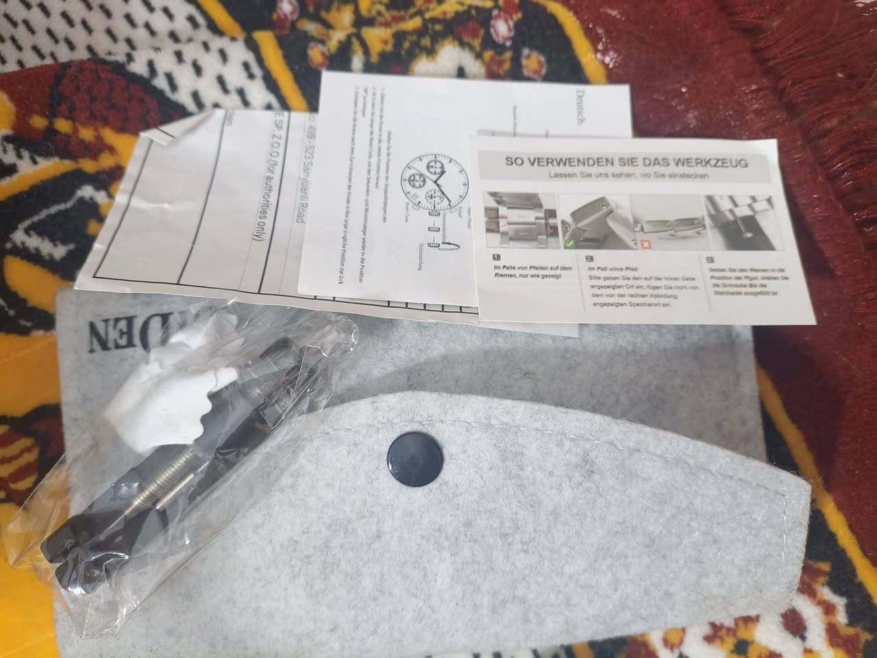 تتميز بتصميم كلاسيكي بلون ذهبي وأزرق مع سوار من الفولاذ المقاوم للصدأ.
تحتوي على مينا فرعية متعددة الوظائف لعرض الوقت والتاريخ، وتعمل بحركة الكوارتز اليابانية. 

الساعة مقاومة للماء للاستخدام اليومي مثل رذاذ الماء أو المطر،
 سعر 35


**إذا كنت صاحب هذا الإعلان وتريد حذفه لأي سبب، رجاءا أرسل رسالة إلى الدعم الفني**