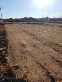 قطعه ارض في منطقه المدثره قرب المدرسه مساحه ٥٦٠ تريد نص القطعه ٢٨٠ 077...