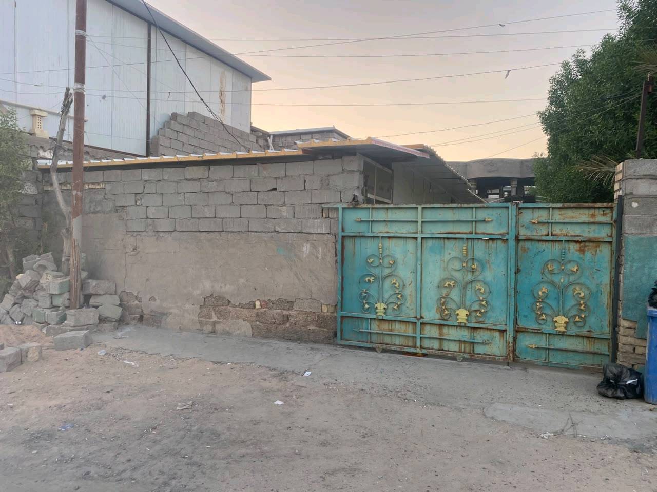 بيت للبيع في بغداد منطقه هورجب 
قرب السريع الجديد حله بغداد
مساحه الأرض 500 متر
10x50 بيها بيت طابقين يحتوي على 44 غرف نوم واستقبال ومطبخ وصحيات عدد 2
ومشتمل سندويج ومحل قيد ال انشاء
سند 25 مباشر يدخل اسمك بالسند
لل استفسار اكثر
***********