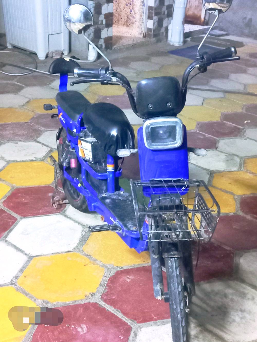 سلام عليكم دراجه شحن استعمال متوسط حالته ممتازه مواصفات
. تجي ب 6 بطاريات 12V يعني 72V 
. سرعتها 40  بطاريات قوية و تحمل وزن 150 تمشي 35 
. ملف الدفع 680 W 
. بيها هورن ولايتات شغاله و عداد سرعه 
.   4  سرعات 
سعر 300 الف و بي مجال 
... و اي شي ثاني بل صور اواستفسار  رقم واتساب 7766614803 مكان ناصريه قضاء النصر
