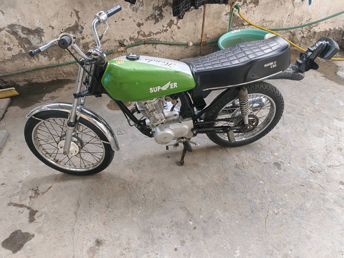 السلام عليكم دراجه نضيفه مكينه ما مفتوحه بس تبخر مرات يعني مو كايمه ربل ولف لسعر 350 مكاني لقبله ***********