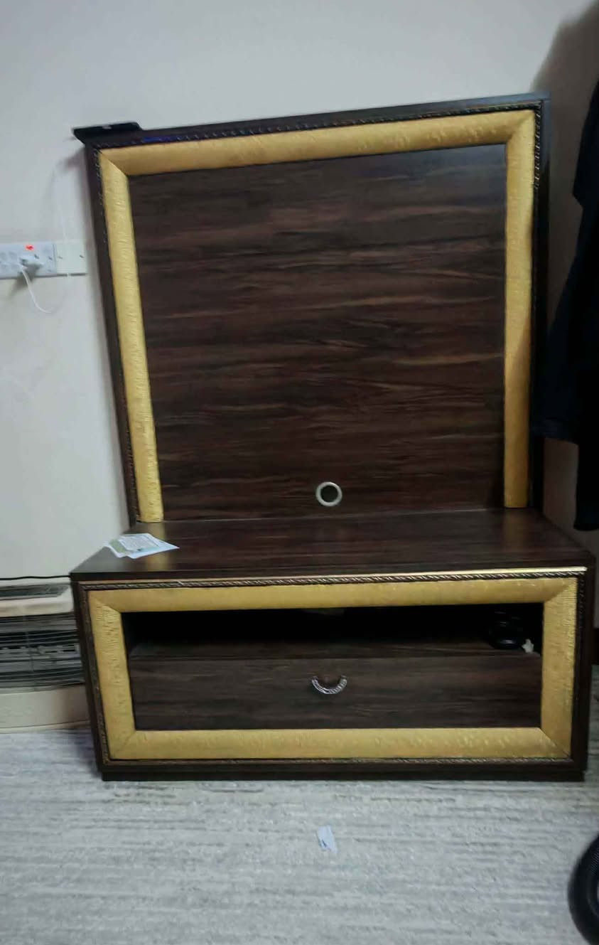 کەنتور مێز تەوالێت و مێز تەلەفزیۆنی سیسەمی لەگەڵ نییە زۆر پاکو بێ عەیبە هیچ شکاوییەکی نیە توندو تۆلە ٢٠٠ هەزارو مەعامەلە لە تەیناڵ نزیک بازیان *********** السليمانية, العراق
