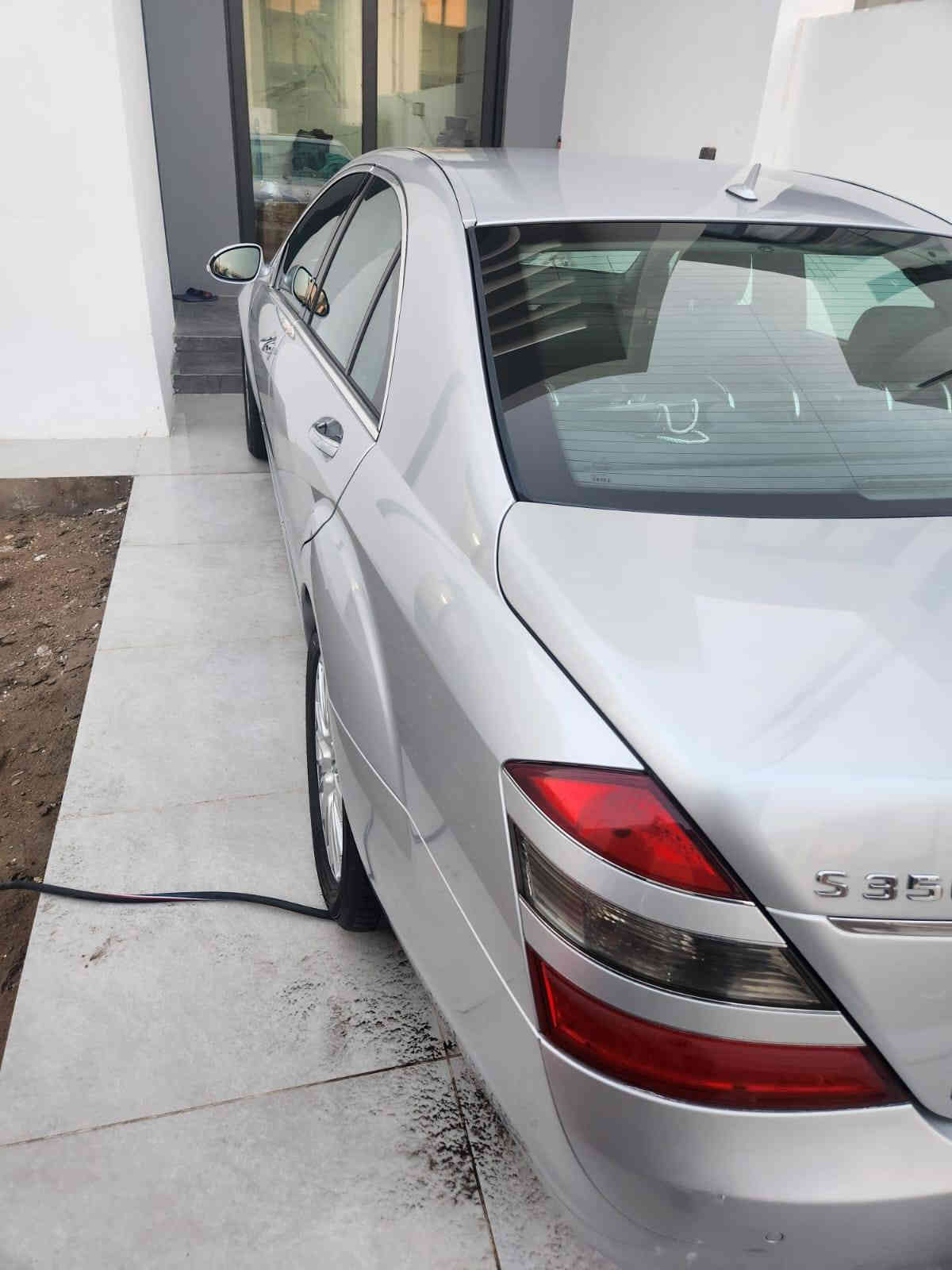 مرسيدس موديلS Class W221 2008
رقم السيارة : بغداد الجديد 11 T  
مكان السيارة : بغداد    مجمع البدور 
المواصفات

2. محرك V6 و كير 7 نمر 
3. تبريد ثلاثة قطع 
6. كروز سرعة 
7. أبواب شفط
8. صندوق شفط
9. فتحة سقف 
11. حساسات امامية خلفية
13. مري شفط
14. شاشة اعطال
15. داخل جلد لون اسود
17. كشنات امامية تبريد و تدفئة
18. ثلاثة وضعيات قيادة سبورت وعادي ومريح (S M C)
19. شفتات بالستيرن
20. سيدي جنجر 
21. نظام تعليق إيرماتك 
 السيارة بيها بارد خفيف بحافة الجاملغ الخلفي الأيمن 
والدعامية الامامية نصه مصبوغ 
السيارة على وضعه ومابيه اي صبغ وسوناره موجود 
السعر ١٩٥ ورقه وبيهه مجال بسيط
***********
