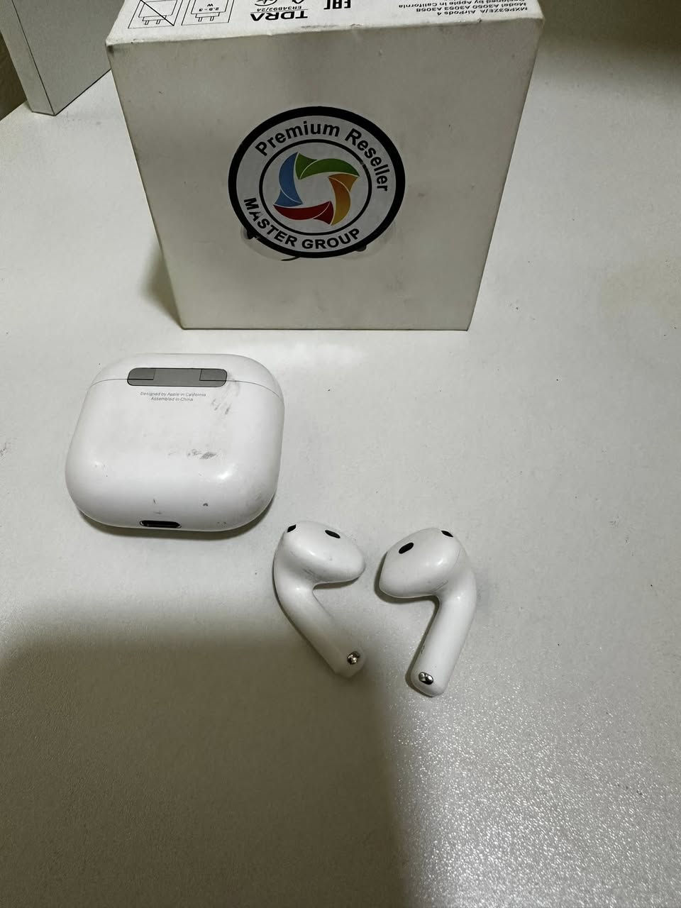 سلام عليكم سماعة ابل 4 بعدها بل ضمان كيبل وكارتون موجودات ***********
