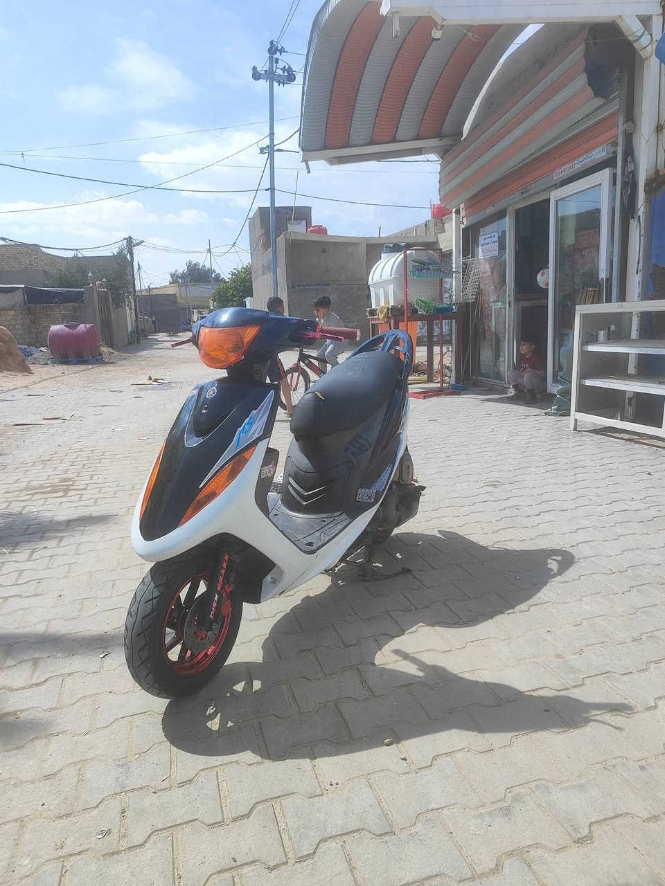 دراجه ماكس عدله بوشه 49.5
المكينه ما مفتوحه
دراجه بيها كفرات تجاري لون اسود او الكفرات الاصليه لون رصاصي الدراجه امزوده شكل
اسبايدر رياضي
اوياله نجمه رياضي او موجودات الاوياله الاصلي
يدات بانزين رياضي 
يدات ابريك رياضي
تصعيد دبل رياضي
غراضها كلها موجودات التجار او الاصلي
سعرها 900 بيها مجال
التواصل واتساب ***********
