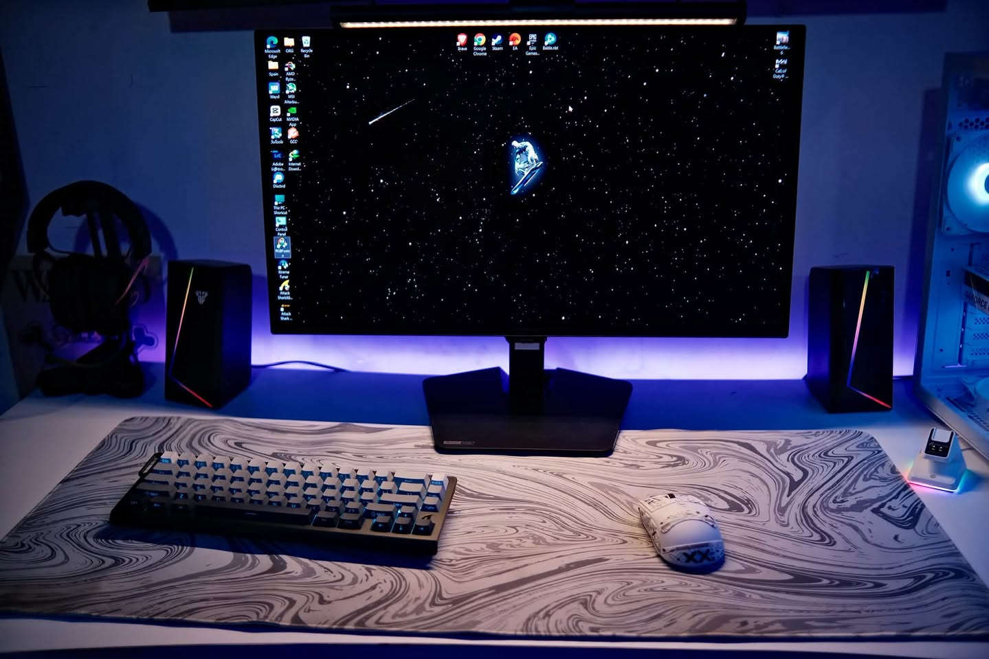 مراجعة  Samsung Monitor Oled 2K
بالبداية: شاشة من سامسونك نزلت حديثة 2025 تعتبر جيل 4 وفيها حماية من احتراق بكسلات.-السعر: 700 الف، سعر مناسب بالنسبة للاولد ومتوسط للي ماعنده امكانية شاشة اولد اغلى من مليون وربع.
-الهرتزية: 180hz، بالنسبة لي هذا احتياجي الشخصي.
-الاستجابة : 0.03ms مهم جدًا ويفرق وياك.
-الالوان: غنية ومشبعة وجميلة ترتاح لها عينك.
-السطوع: مناسب وممتاز مع تفعيل HDR مؤقتًا اثناء اللعب ( انا اضع السطوع 30-40 اثناء اللعب وباقي الوقت 25 واطفي HDR ).
-العناية: تحتاج اهتمام يومي دوري بسبب الغبار وجو العراق تعرفوا تراب لذلك لازم تنظيف وصلة مايكرو فايبر.
الخلاصة: اني من 2006 بالالعاب و2010 بالـPc وان الانتقال للـOled تجربة جديدة وصحيحة ومتعة اخرى تختلف عن كل السنين الي لعبت بيها بشاشات ips-va .
السلبية: عدم الاعتناء بالستاند وظهر الشاشة وهدفه هو تقليل السعر ( غير مهم بالنسبة لي لان راح احولها لستاند شاشة يختلف ) + لازم قلبك وي الشاشة تعتني بيها نظافة ما تأذيها.


**إذا كنت صاحب هذا الإعلان وتريد حذفه لأي سبب، رجاءا أرسل رسالة إلى الدعم الفني**