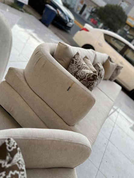 Newتخم تركي مودرن 9 نفرات  🇹🇷
ماركة ( istikbal استقبال ) 
الجلوس  مريح وسوفت 
القياس القنفه الكبيره 240 في 90 
السعر  575$ 
للاستفسار واتساب ***********
عنوان مجمع شارى ئاندازيان مقابيل فلوريا ستي 
يوجود توصيل جميع محافضات العراق 🚚
