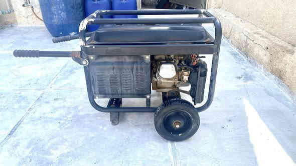 السلام عليكم 
يوجد مولدة للبيع 12 أمبير سلف وهندر. نظيفة جداً يحتاج بطارية فقط السعر 100 الف للاتصال على الرقم ***********
