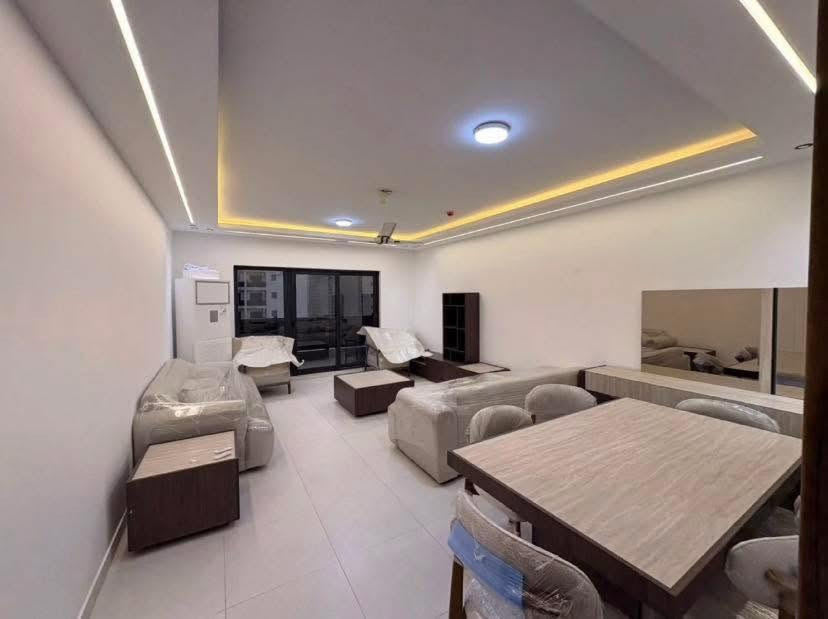 🏢 شقة فاخرة للإيجار بالكامل - تأثيث راقي وجديد (لم تُستخدم من قبل) ✨
📍 الموقع:بغداد - شارع مطار المثنى - مجمع دار السلام السكني (على الشارع الرئيسي للمجمع وشارع مطار المثنى).
📐 تفاصيل الشقة:
 البناية: BA2 - الطابق عالي.
 المساحة:205 متر مربع.
 التصميم الداخلي
   * 3 غرف نوم.
   * 3 حمامات.
   * مطبخ مفتوح على الصالة.
   * غرفة استقبال وطعام.
 الخدمات:كراج تحت الأرض + كراج أمام بناية الشقة (فوق الأرض).
✨ مميزات الموقع الاستراتيجي:
تتميز الشقة بموقعها القريب من أهم المراكز الحيوية في العاصمة:
 * 🏛️ مجاور لجامعة آشور الأهلية.
 * 🌳 5 دقائق عن متنزه الزوراء.
 * 🚊 5 دقائق عن محطة القطار العالمية وكراج العلاوي المركزي.
 * 🏛️ 7 دقائق عن معرض بغداد الدولي.
 * 🛍️ 10 دقائق عن المنصور - مول المنصور.
 * 🕌 10 دقائق عن الكاظمية (كورنيش الكاظمية).
 * 🌊 10 دقائق عن الأعظمية (كورنيش الأعظمية).
 * 🛒 15 دقيقة عن مول العراق.
 * 🏙️ 15 دقيقة عن الكرادة.
 * ✈️ 30 دقيقة عن مطار بغداد الدولي.
📞 للاستفسار والتواصل:
للمزيد من المعلومات أو لتنسيق موعد للمعاينة، يرجى الاتصال أو التواصل عبر الواتساب على الرقم التالي:
***********
