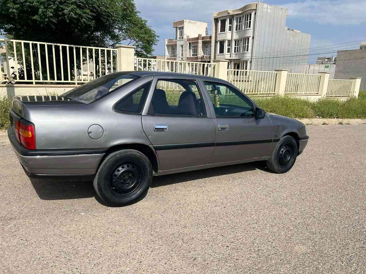 ئوپل موديل1991
مكينه 18ئه ورو پى به شرت 
گير عادى به شرت
كاره باى به شرت 
چوار تيه ى زؤر با 
بئ دعمو لئدراوى 
فحص بغداد به سرتى ئوه ليأتو بئ كيشه 
پيشى تازه دا گيراوه هـه موى تازه يه 
دوايشى تازه داگيراوه 
سه ياره نمونه يه له جوانى 
گيچه كانى هـه موى ئيشه كات 
نرخى 22مه جاليكى برايانه 
گورينه ناكم 
ژ. م*********** Singapore
