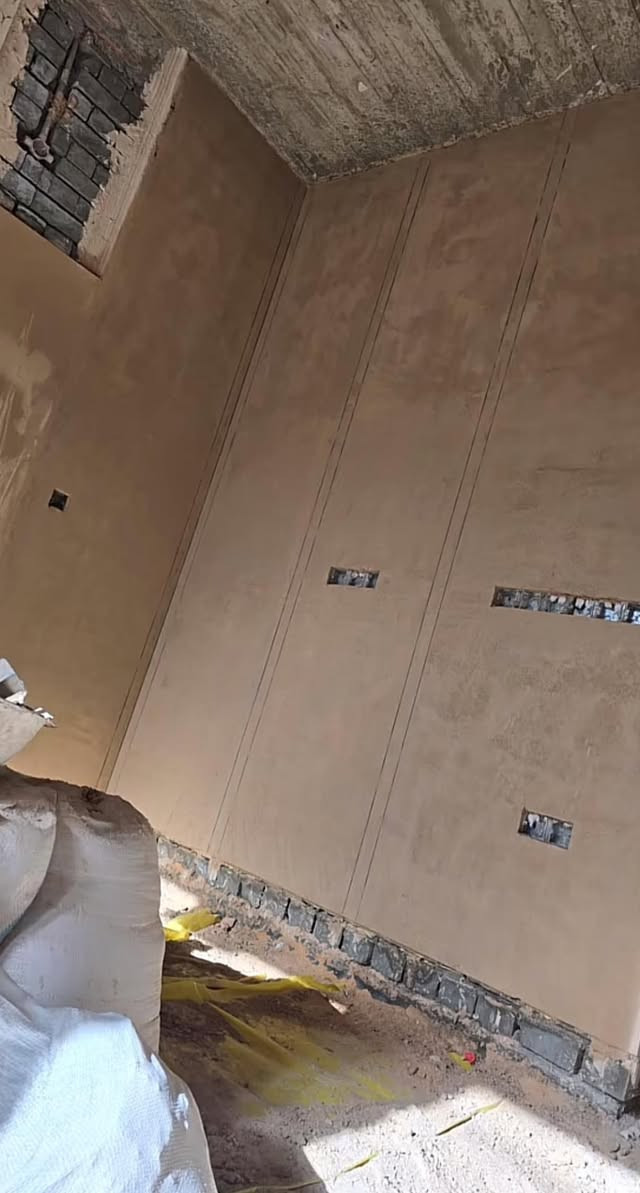 السلام عليكم خلفه لبخ جص وبورك بياض شغل درجه أوله اخذ ع متر أو بليوميه ‭٠٧٧٤ ٩٣٩ ٣٦٩٢‬
