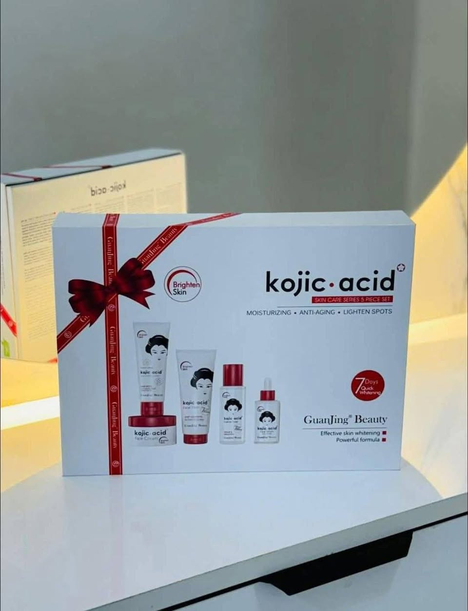 مجموعة العناية بالبشرة من كوجي سان GuanJing Beauty Kojic Acid، وهي سلسلة منتجات مصممة خصيصاً لتفتيح البشرة، و مكافحة الشيخوخة، وعلاج التصبغات والبقع الداكنة. تعتمد هذه المجموعة على حمض الكوجيك (Kojic Acid) الذي يعمل على تثبيط إنتاج الميلانين، مما يساعد في توحيد لون البشرة وتقليل آثار حب الشباب والبقع الناتجة عن الشمس. 

✅تتكون المجموعة الخماسية الظاهرة في الصورة عادةً من المنتجات التالية:
✔️غسول الوجه (Facial Wash): لتنظيف البشرة بعمق وإزالة الشوائب والزيوت.
✔️تونر الجوهر (Essence Toner): يساعد في ترطيب البشرة وشد المسام.
✔️سيروم الوجه (Face Serum): تركيبة مركزة لتقليل التجاعيد وتفتيح البقع.
✔️كريم الوجه (Face Cream): للترطيب العميق وتفتيح البشرة.
✔️كريم واقي الشمس (Sunscreen Cream): حماية SPF 50 من الأشعة فوق البنفسجية لمنع ظهور تصبغات جديدة. 
#الاصلي
السعر 23الف
🚘يوجد خدمة توصيل لجميع محافظات العراق ٤ الاف 🚘


**إذا كنت صاحب هذا الإعلان وتريد حذفه لأي سبب، رجاءا أرسل رسالة إلى الدعم الفني**