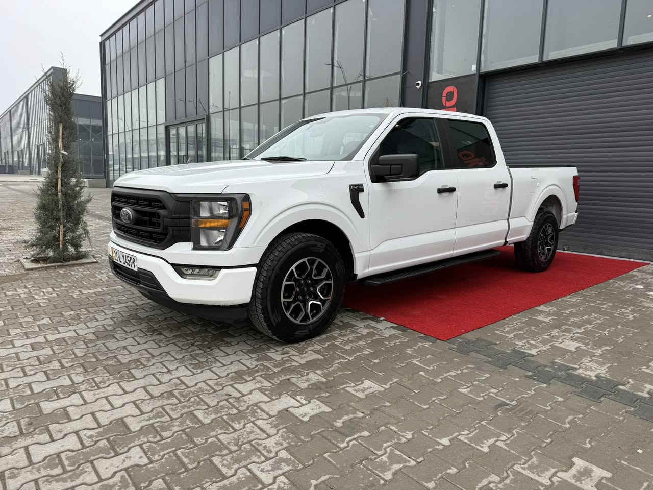 السلام عليكم فورد F150 موديل 2023 XL باب طويل بودي طويل السياره تو ويل ماشيه 51 ألف ميل مكفوله گير محرك اكسل ضررها جاملغ سكن وشويه بارد بالبونيد موضح بالمنشور السياره على وضع الشركه ايرباكات سليمه بشرط السعر 229 $ للاتصال ***********

