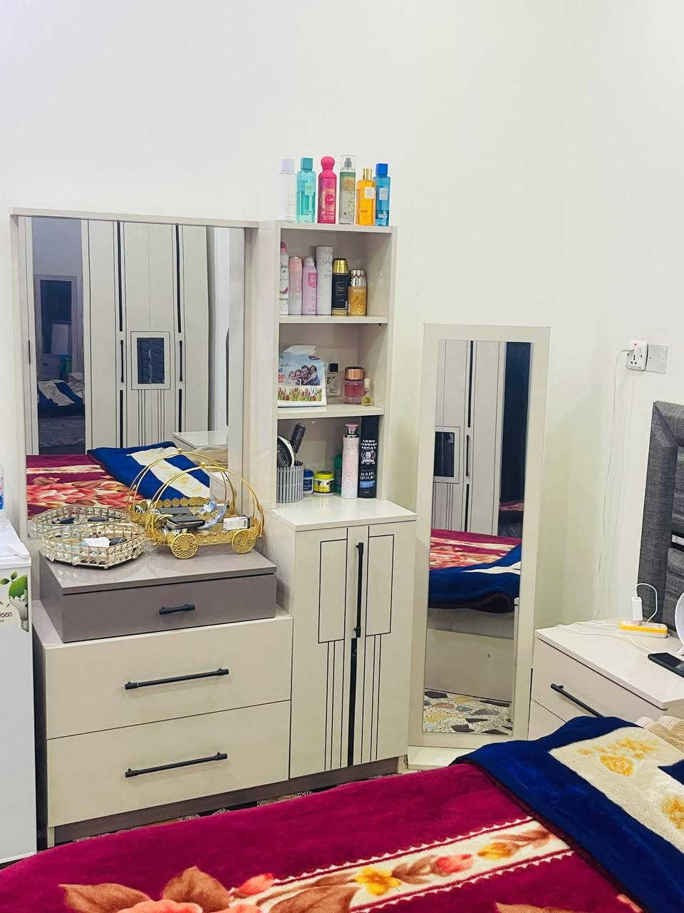 السلام عليكم للبيع غرفة نوم تركيه 10 قطع ستخدام 4 اشهر غرفة جديدة شخط مابيها الاستفسار واتساب (***********) مكان بغداد واتمنه المو شراي لا يكسر بحلال العالم
