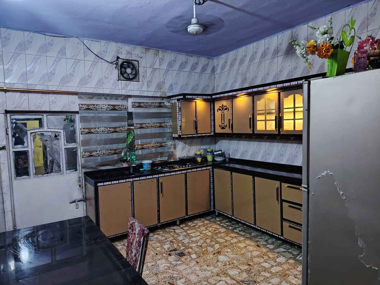 بسم الله الرحمن الرحيم
إعلان بيع بيت
الموقع:بيت حي طارق الوصط 300، طابو صرف باسمي، اول فرع.
المواصفات:
ستقبال كبيره كما موضح 

الواجهة: 12 متر
النزال: 25 متر
يحتوي على صحيات خارجية
حديقة كبيرة وكاملة كما موضح بالصور.

الطابق الأول:

3 غرف نوم كبيرة
صالة كبيرة مع ترك مساحة كبيرة
حمامات داخلية
استقبال كبيرة

الطابق الثاني:

2 غرف
صالة
حمامات داخلية

ملاحظات:

البيت جديد وبناء متين.

للاستفسار:
للمهتمين بالشراء، يرجى الاتصال على الرقم: ***********
السعر مناسب. ونحن في خدمتكم.
