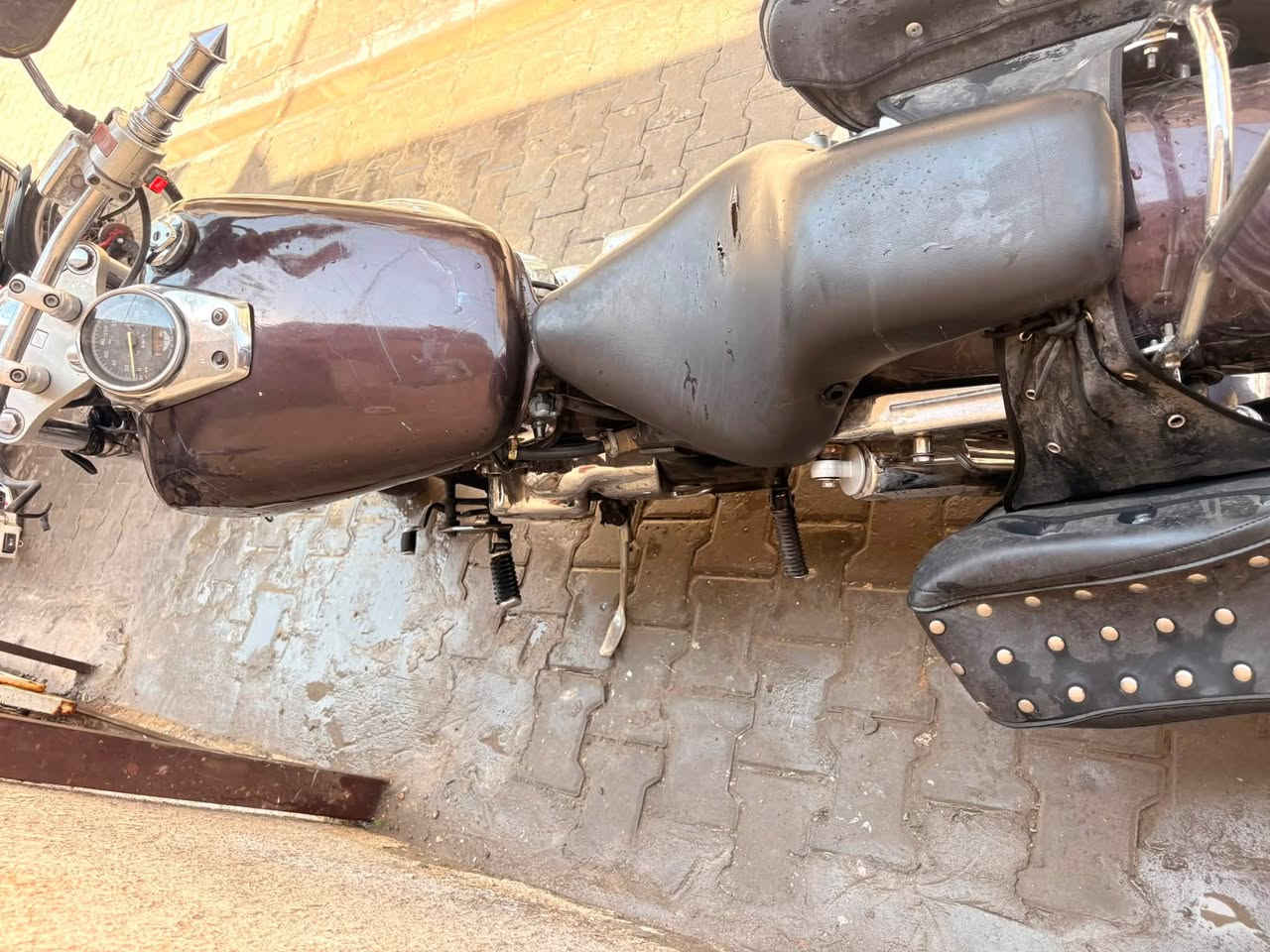 السلام عليكم 
شادو سلاشر 
محرك 400 
كفالة محرك وكير 
تخم تاير جديد 
دسكات وبنز خلفي جديد 
زنجيل جديد مكرز وكامل 
الدراجة كفالة سرقة وعشائر 
بدون اوراق 
مكانهه بغداد 
سعر 12 ورقة وبيهه مجال 
***********
