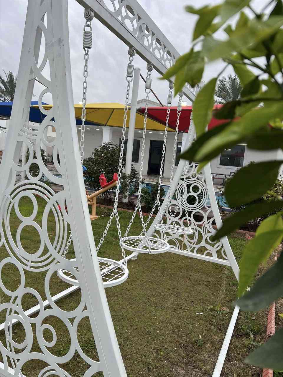 منتجع البياتي السياحي 
حجوزات العيد بلشت 😁
*********** 
حديقه كبيره 
طائره 🤽‍♂️
صاله كبيره🛋️ 
بليارد 🎱
منضده 
فيشه 
العاب أطفال🧸🎠🎢 
بستان مزروع🏝️ 
غرفت نوم 🛏️
مطبخ 🚪
باربكيو
حض سباحه كبير🏊‍♂️ 
حض سباحه اطفال🏊‍♀️
العنوان قضاء بلد
