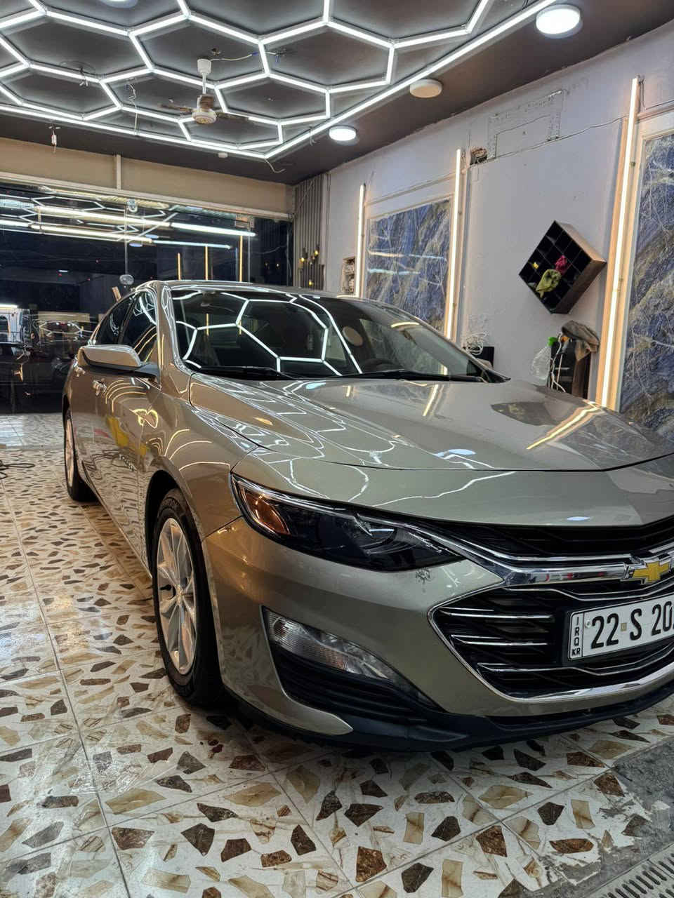 🔴 للبيع: شوفرليت ماليبو 2024 – وارد أمريكي 🔴
📌 الفئة: LT – فول مواصفات
📌 التسجيل: رقم أربيل مميز باسم شركة (تحويل أو وكالة)
📌 الحالة:
 • حادث سطحي فقط
 • بنيد + دعامية صبغ
 • بدون أي أضرار بالدواخل
 • محرك وكير  على كفالة عامة وسونار مرفق مع صور

📌 المواصفات:
 • محرك 1500 تيربو
 • بنوراما
 • Apple CarPlay + بلوتوث
 • كاميرا 360 درجة
 • رادارات
 • قيادة ذاتية
 • تحكم كامل من الاستيرن
 • تشغيل عن بعد
 • مقاعد كهرباء مع تدفئة وتبريد (كشن)
 • نظام تبريد قطعتين
 • مواصفات إضافية كثيرة

📌 الممشى: 19,000 الف (زيرو )

💰 السعر: 135$
🔹 قابل للتفاوض بشي بسيط
🔹 الصبح أتواجد في الربيعي 

📍 الموقع: بغداد – الحرية – شارع الدور

📞 أرقام الاتصال:
 • *********** اتصال
 • *********** واساب اسف على الاطاله 🙏🏻
