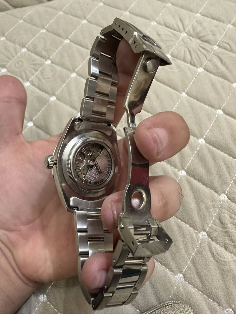 ساعة رولكس سوبر ماستر اتماتيك ظهر كشف مختمة سناتر شغاله طبعا تشتغل على حركة اليد معدن ستيل لون مميز 
السعر / 27 الف 
يوجد توصيل ***********
