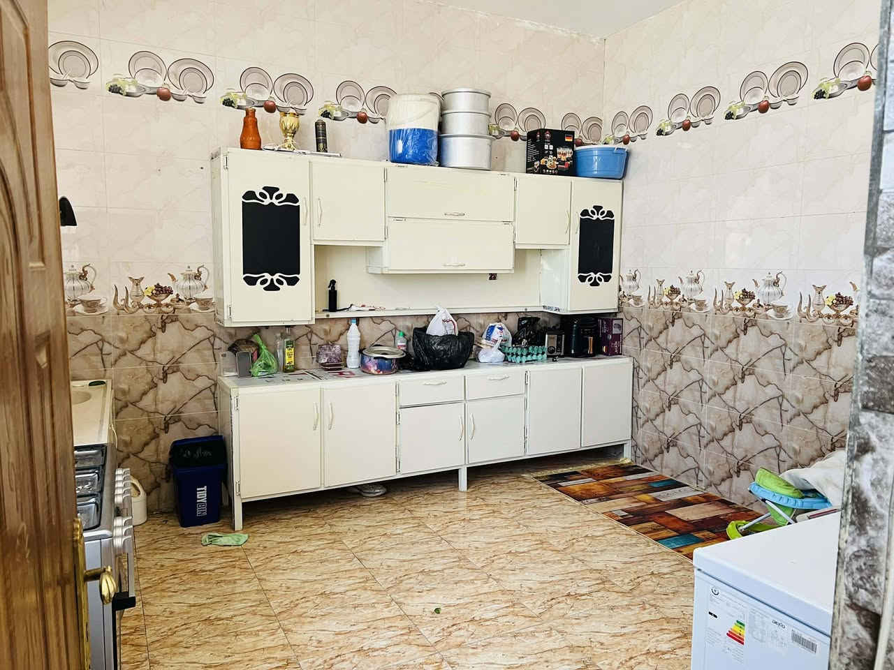 السلام عليكم بيت ركن  للبيع المساحه 150متر يحتوي على استقبال 7+4 صاله 6+4غرفه6+4مطبخ 4+4منور3+2
طارمه+صحيات كافه الخدمات شارع صب مجارب ثقيله وخفيفه سواقي تصريف امطار+كهرباء 
العنوان حي أبو طارق يبعد عن جامع شارعين
بناء البيت بلوك والسقف عكاده 
ه‍ *********** السعر خاص مكلف بنشر
